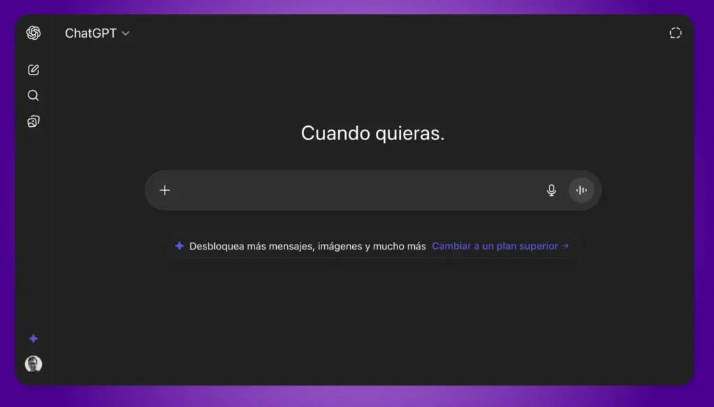 Interfaz de ChatGPT en pantalla oscura, pide desbloquear funciones avanzadas.